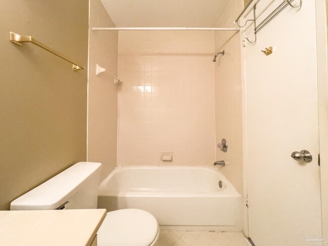 Building Photo - 14100 River Rd