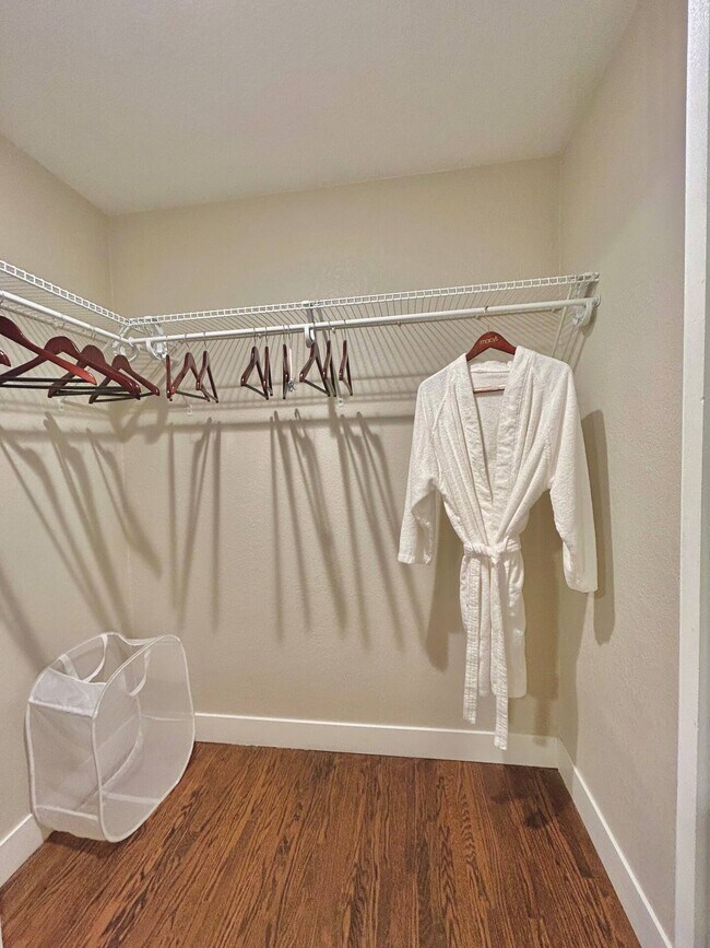 walk in closet king - 2925 Newton St