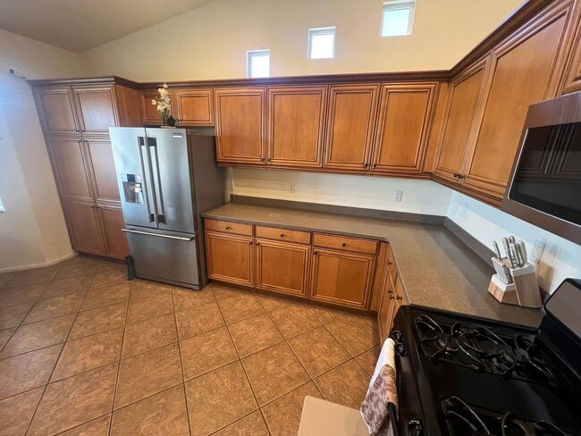 Building Photo - Spacious 4-Bedroom Home in Desirable Apple Valley Neighborhood