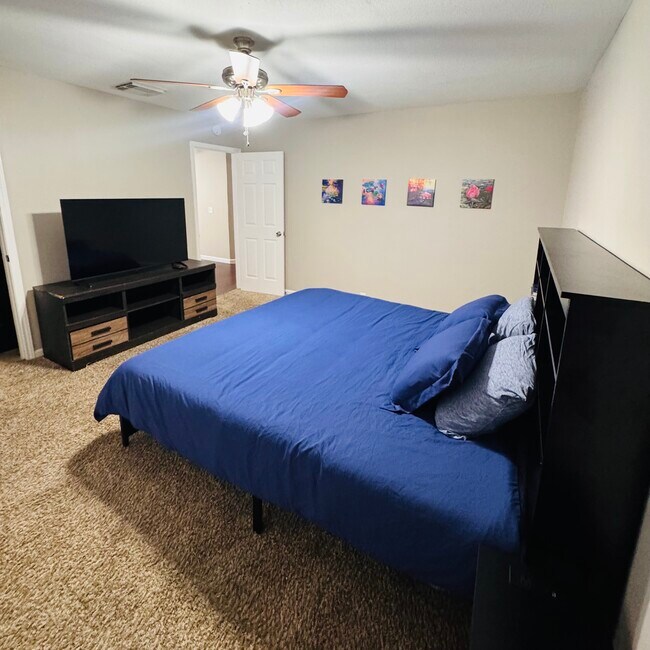 Building Photo - 718 Pine Lodge Dr