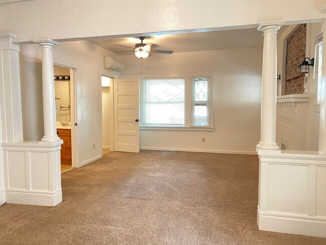 Building Photo - Spacious Studio Apartment