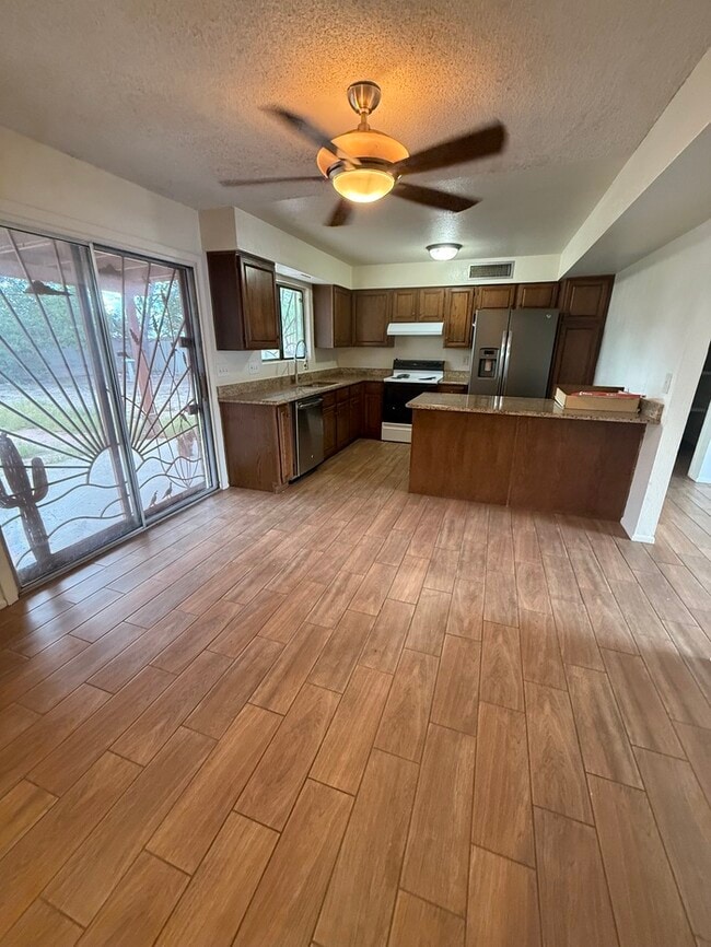 Building Photo - HOUSE FORE RENT