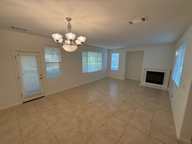 Building Photo - Hayward Condo 3 Bed/2.5 Bath Updated kitch...