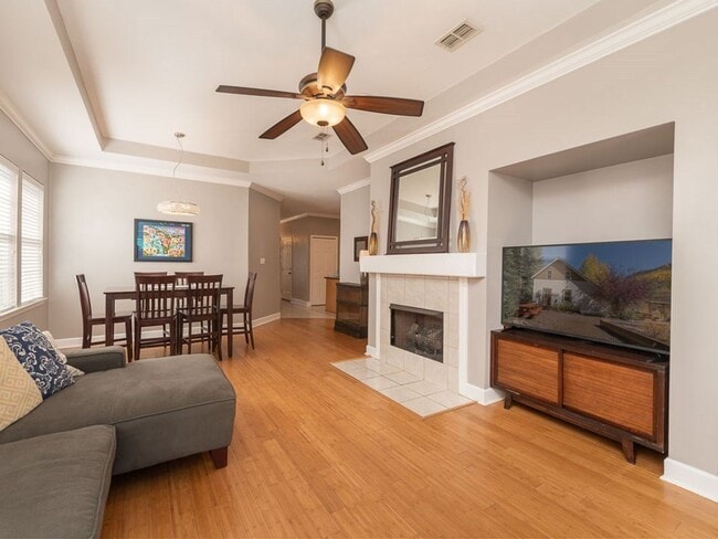 Building Photo - Beautiful 3 bedroom town home for rent Aug...