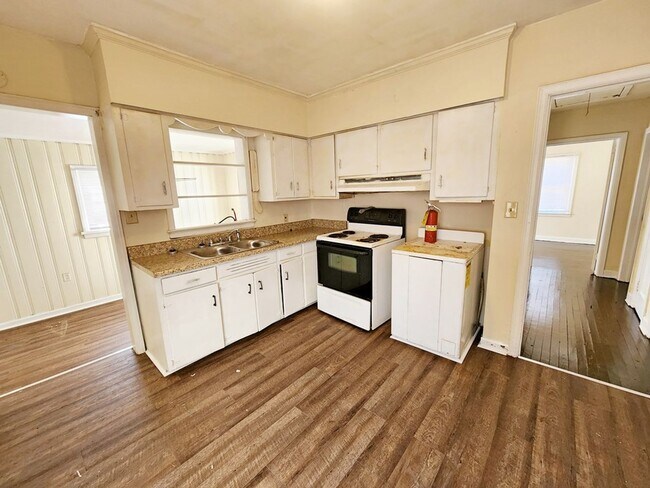 Building Photo - 1200 W Lincoln Ave