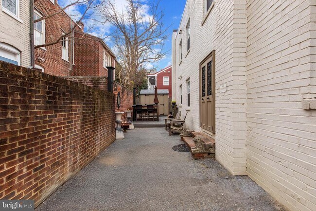 Building Photo - 810 Queen St