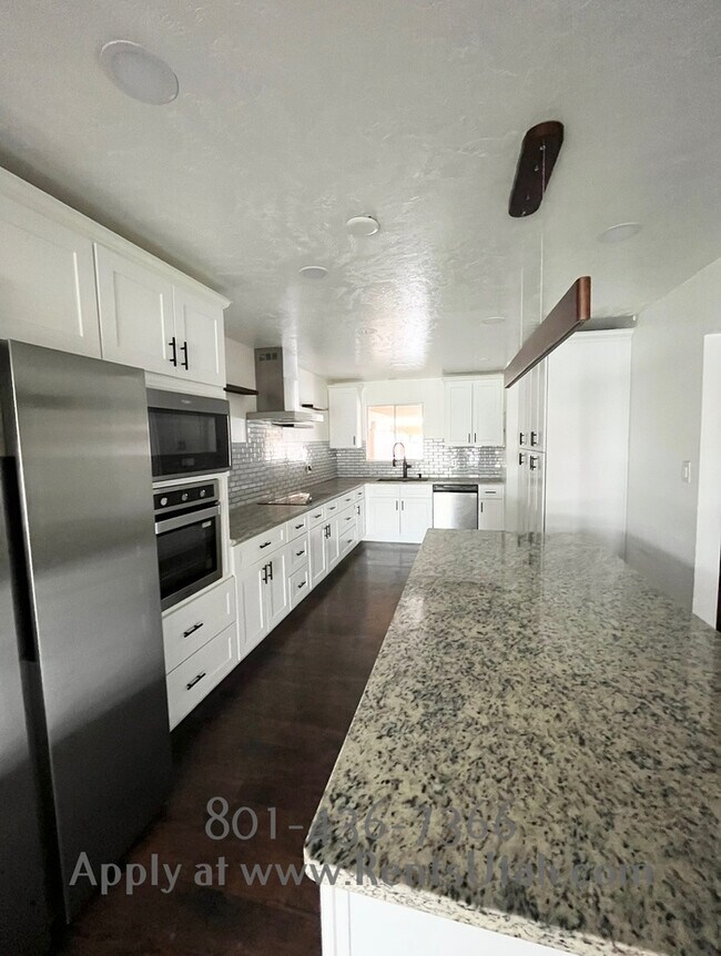 Building Photo - Provo Townhome