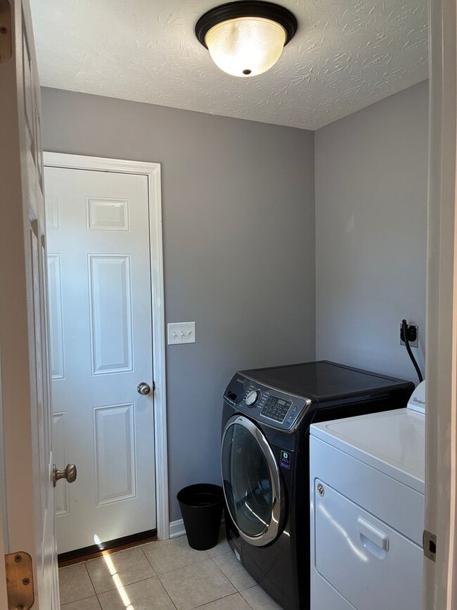 Building Photo - **ELIZABETHTOWN INDEPENDENT SCHOOL DISTRICT**