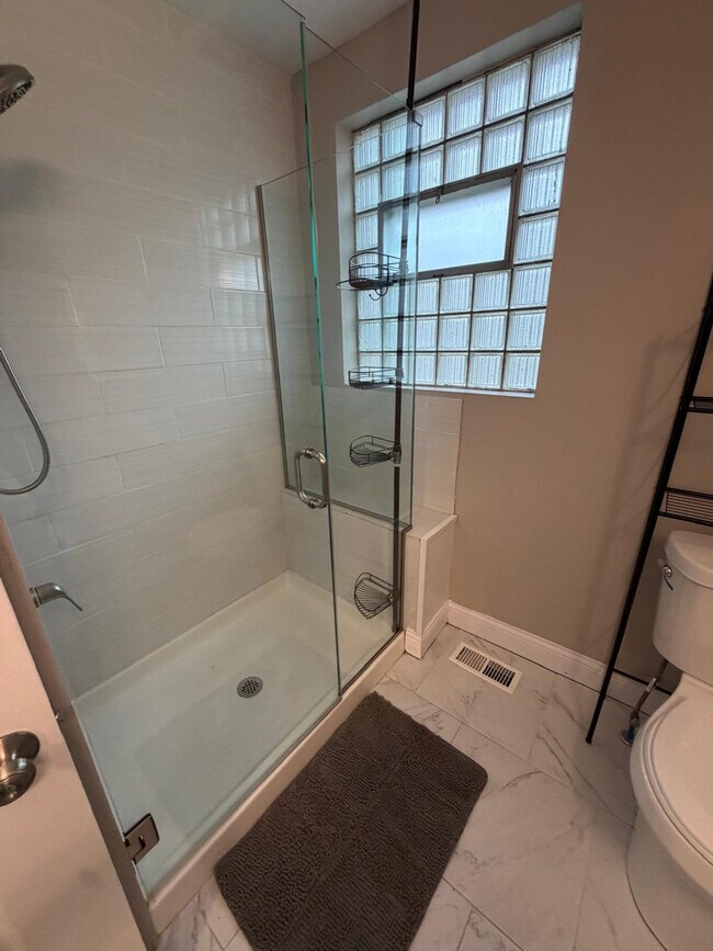 Building Photo - 6913 Etzel Ave