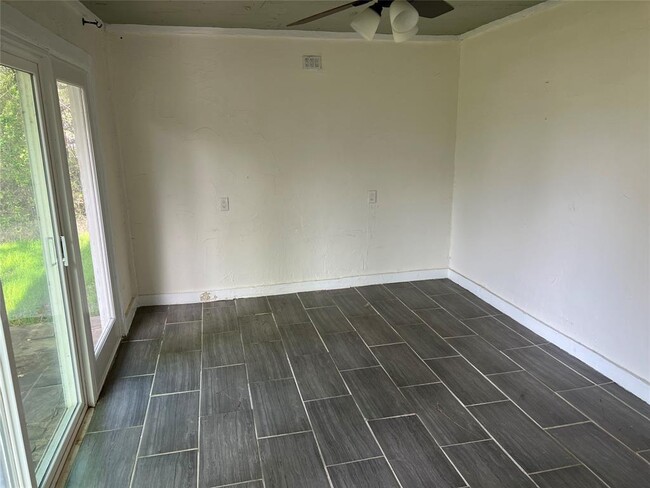 Building Photo - 17313 W Beach Rd