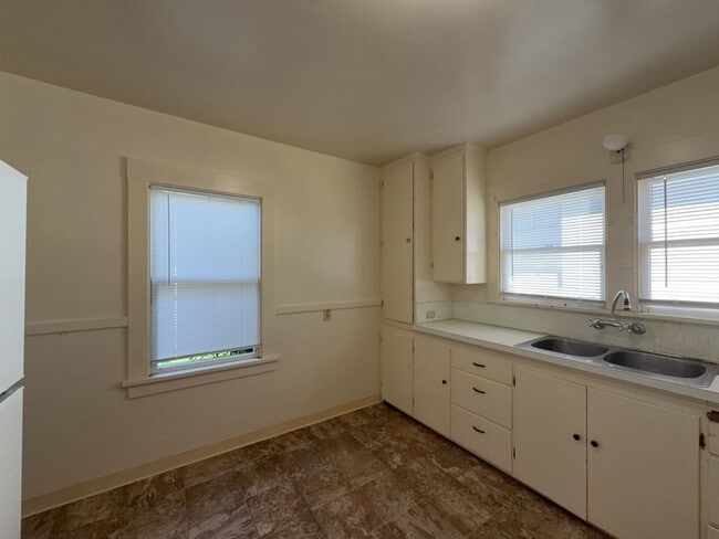 Building Photo - Pet-friendly home with a detached garage!