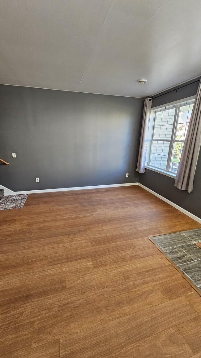 Building Photo - 10991 Oak Grv Cir