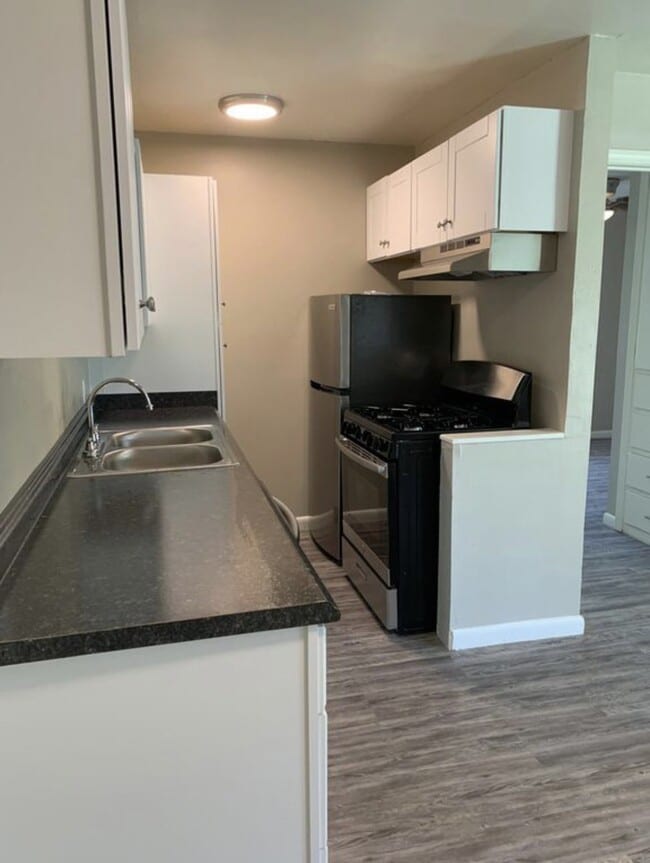 Building Photo - "Charming 1-Bed Oasis with Granite Elegance in Prime Edmond Location!"