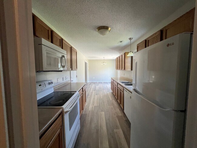 Building Photo - Charming three bedroom two bath home that is located close to MCAS New River and Stone Bay. Just ...