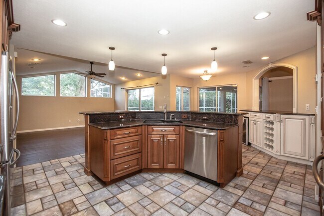 Building Photo - FOR RENT!!! STUNNING AND SPACIOUS 5 BEDROOM SINGLE FAMILY HOME...