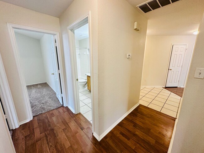 Building Photo - Awesome 3 Bed 2 Bath! Large Texas size home