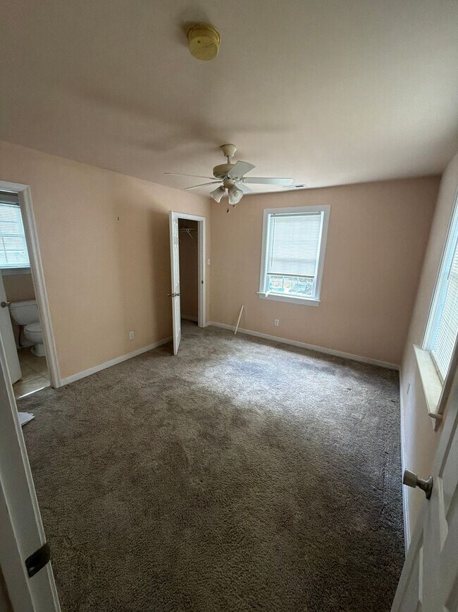 Building Photo - Large 3 Bedroom | 2.5 Bath in The Fan!