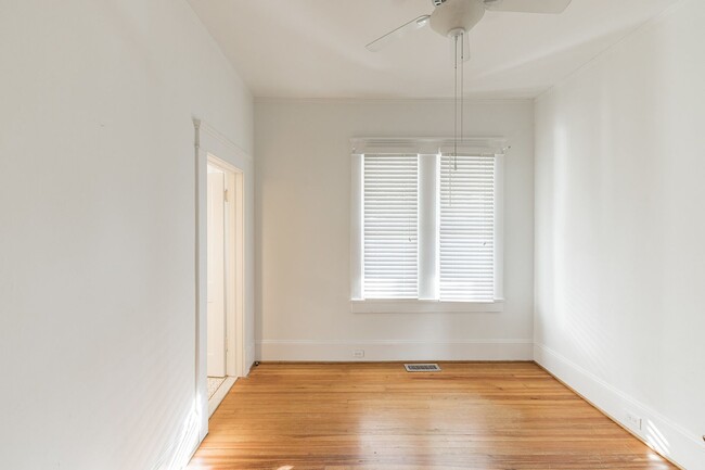 Building Photo - Beautiful 2 bedroom 1 bathroom for rent!