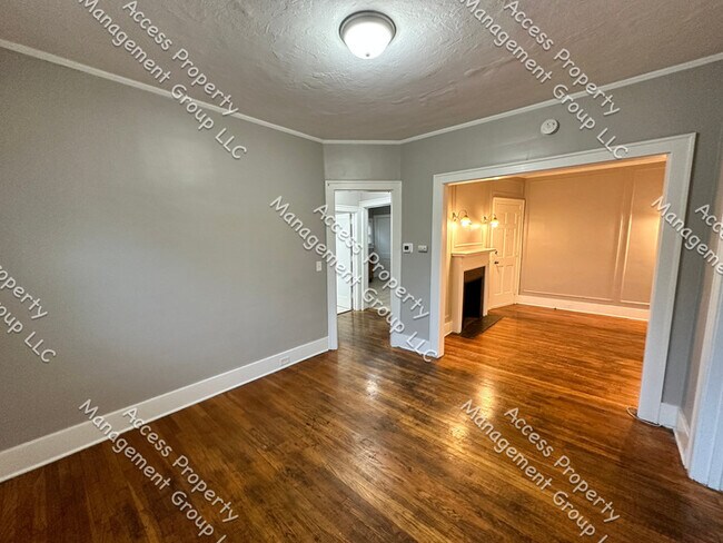Building Photo - Large Upper 2 Bedroom SE Side Unit