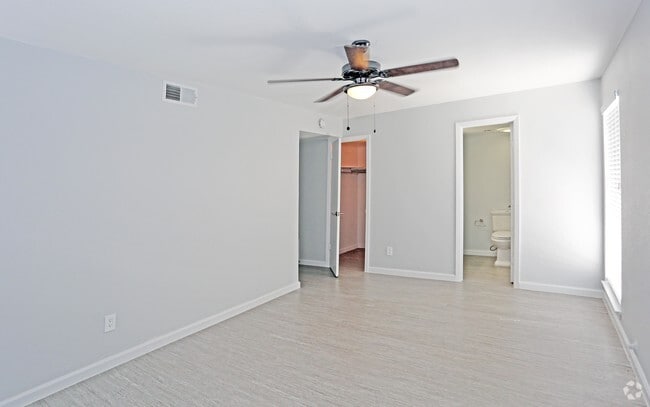 3x2 Master Bedroom - Your Next Home Awaits at Sun Ridge Apartments