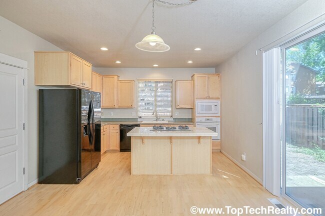 Building Photo - Delightful 3 Bed | 2.5 Bath Townhome | Beaverton | Minutes to Shopping, Dining & Parks | Prime Lo...