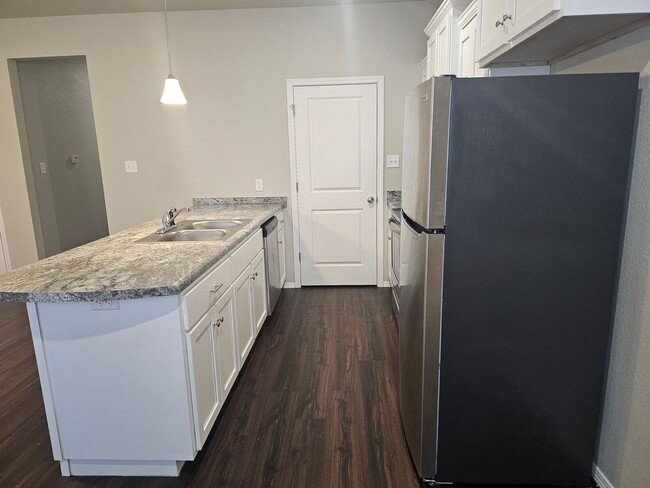 Building Photo - Beautiful New Townhomes in Alma!