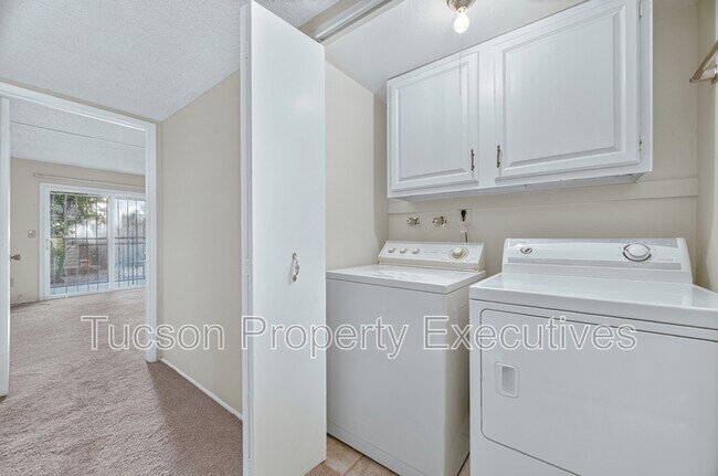 Building Photo - 510 W Cll Lago