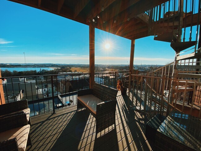 Amazing private decks with water views - 52 Thomas Park