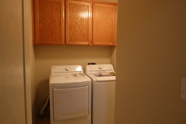 Building Photo - 10100 Grand View Summit Dr