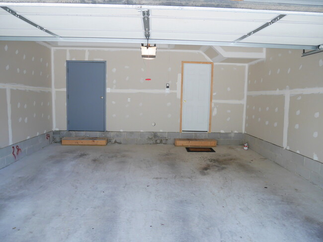 Building Photo - 2 Bedroom Townhome Located In Baltimore Ci...