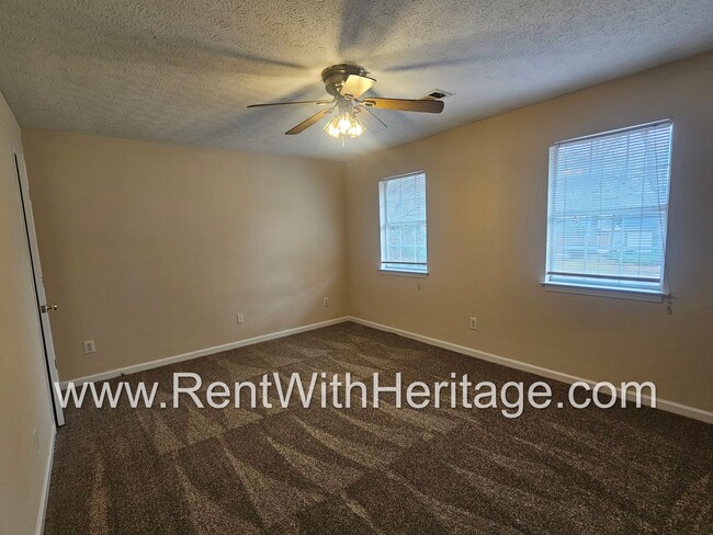 Building Photo - AWESOME 2 BEDROOM / 1.5 BATH APARTMENT IN ...