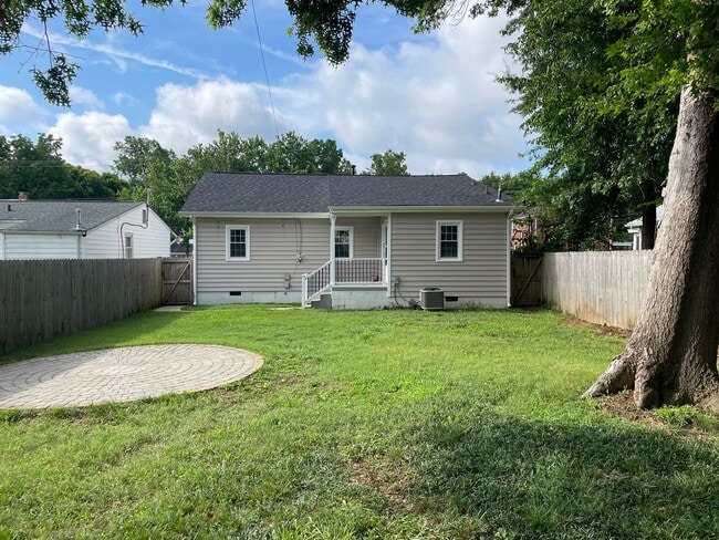 Building Photo - NOW AVAILABLE -  3 Bedroom, 1 Bath Home Ne...