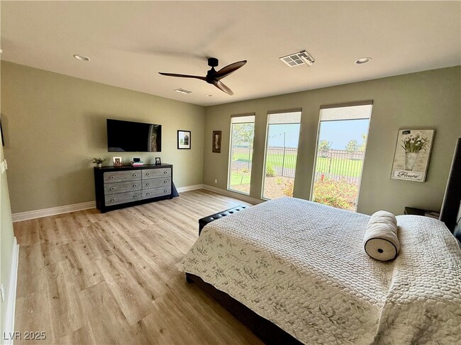 Building Photo - 4760 SE Clifftop Dr