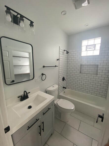 Building Photo - 3840 W Diversey Ave