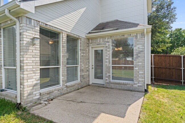 Building Photo - 2802 Briarbrook Ln
