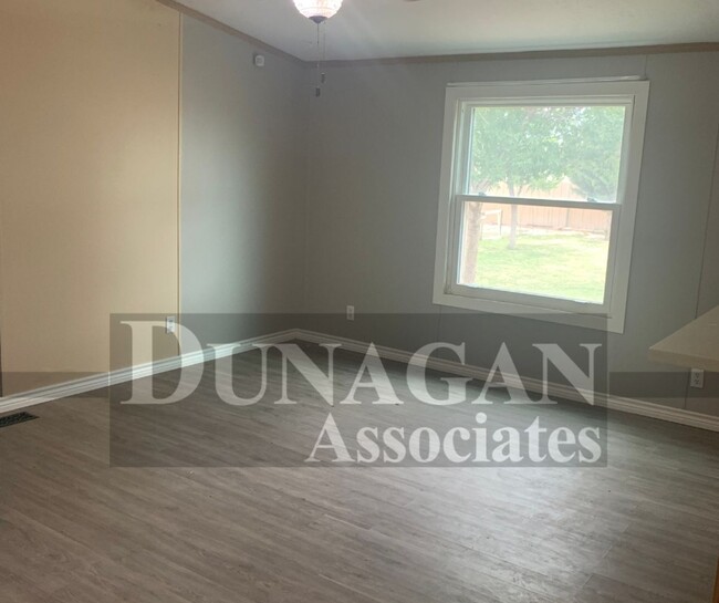 Building Photo - Spacious 4 Bedroom, 2 Bath, 2 Car Garage