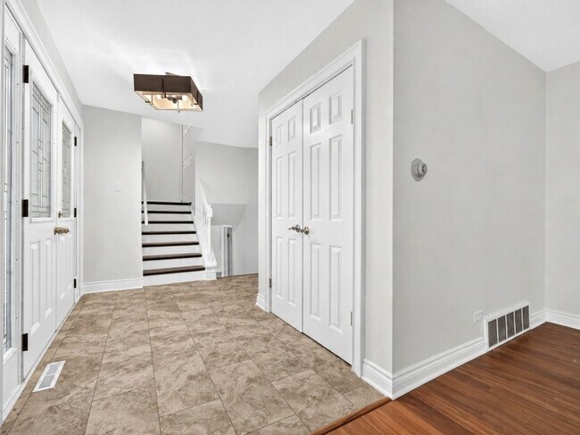 Building Photo - 800 Ridgemoor Dr