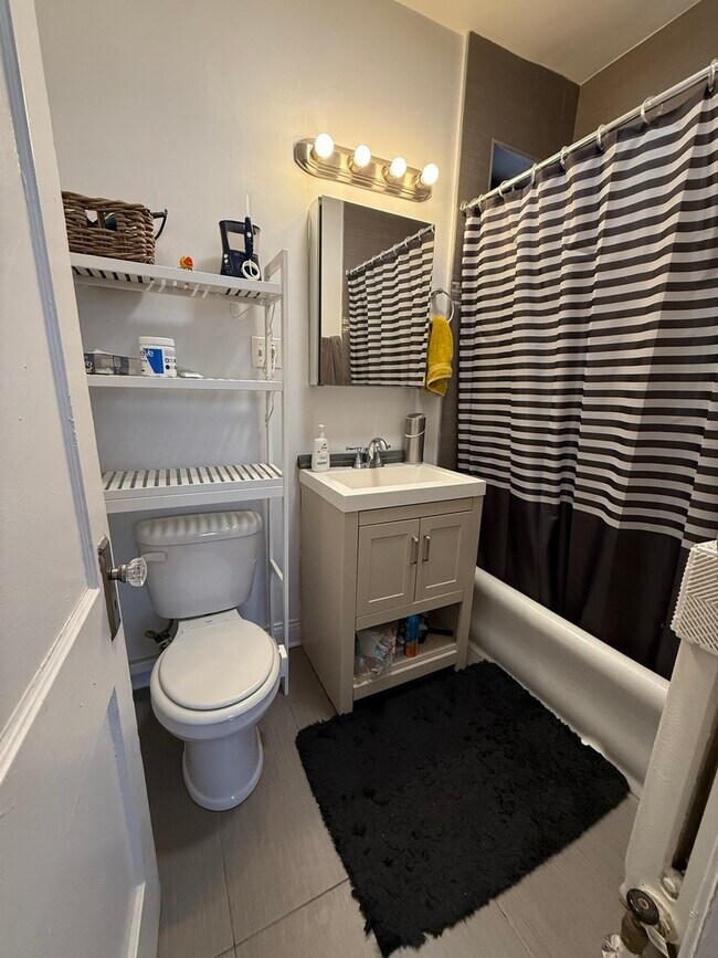 Building Photo - 627 W Roscoe St