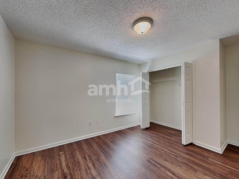 Building Photo - 5682 Shady Pine St S