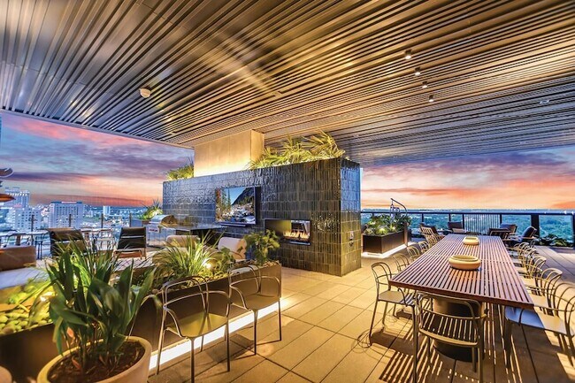 Building Photo - 610 Davis St