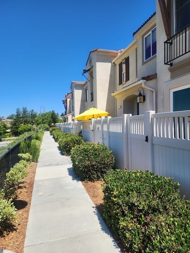 Building Photo - Beautiful Townhome in South Temecula with Views!