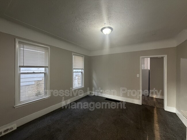 Building Photo - 1515 E 81st St