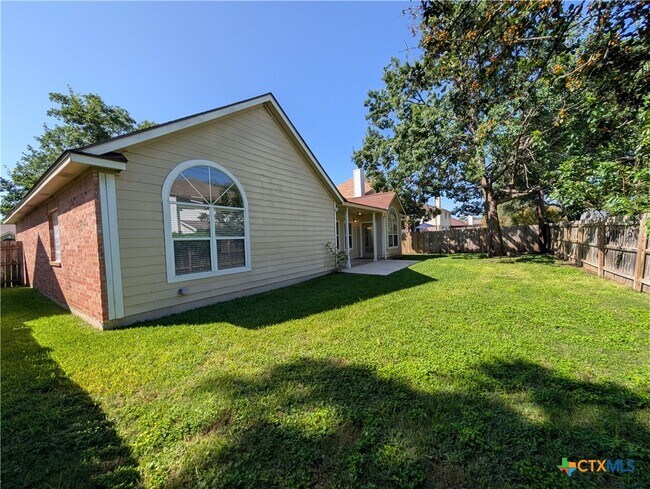Building Photo - 947 River Rock