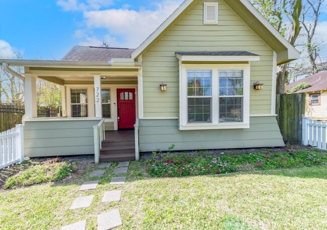 Building Photo - 722 E 25th St