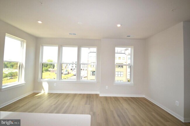 Building Photo - 43795 Middleway Ter