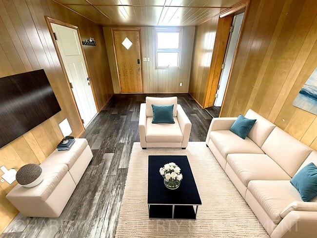 Building Photo - Spacious 2 Bedroom, 1.5 Bath Home, Newly Updated and Pet Friendly!