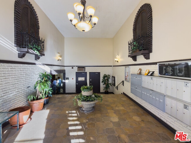 Building Photo - 5454 Zelzah Ave