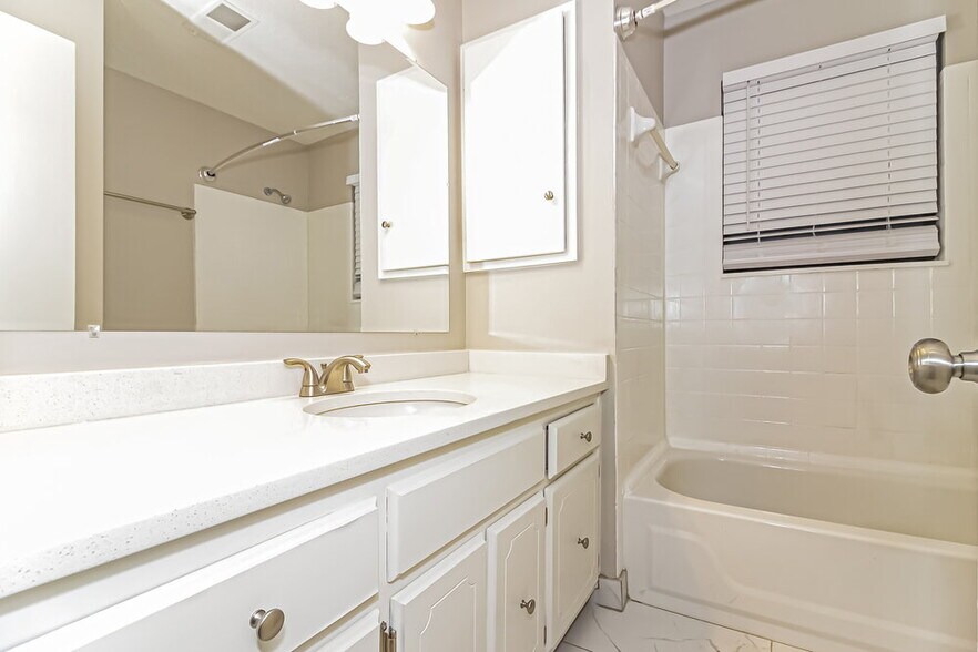 Building Photo - 938 Pheasant Hollow Dr