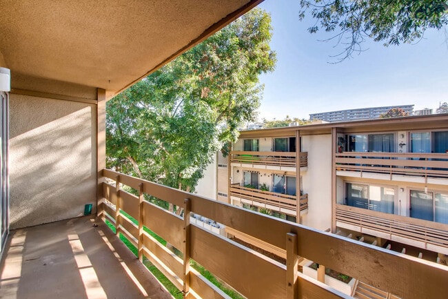 Building Photo - Fantastic 1 Bedroom Condo in Point Loma!!