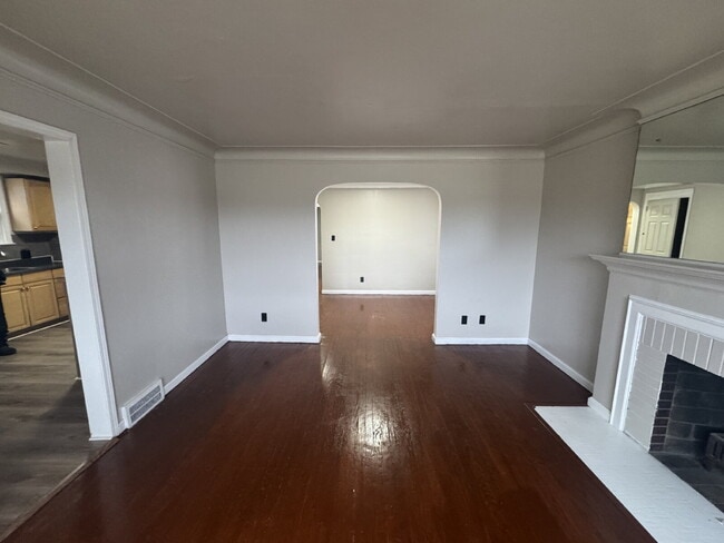 Building Photo - Ready for Move-In: Spacious 3-Bed Home